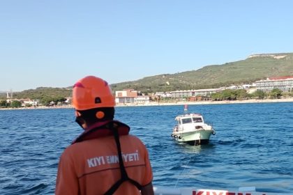 canakkale-bogazinda-suruklenen-tekne-kurtarildi
