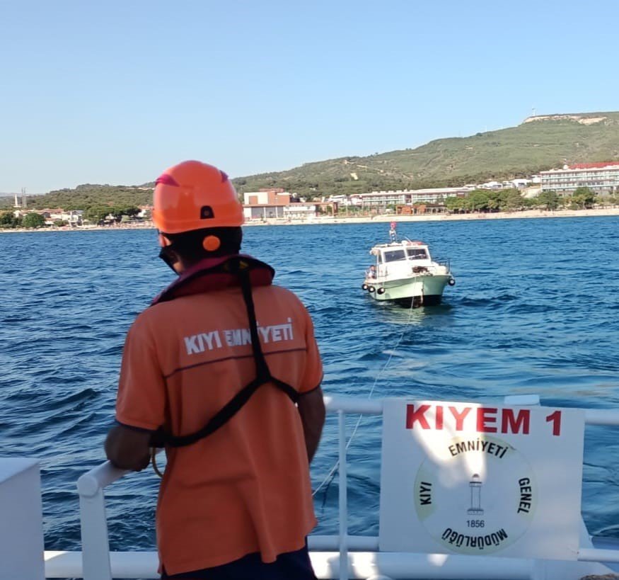 canakkale-bogazinda-suruklenen-tekne-kurtarildi
