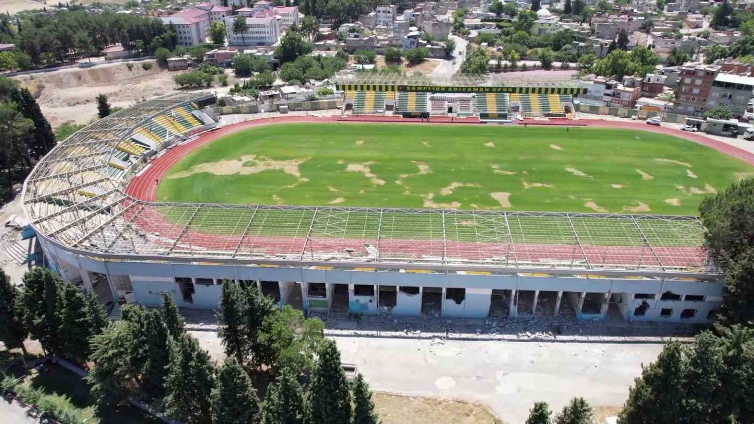 depremde-hasar-goren-50-yillik-stadyum-yerine-yenisi-yapilmak-icin-yikiliyor
