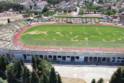 depremde-hasar-goren-50-yillik-stadyum-yerine-yenisi-yapilmak-icin-yikiliyor