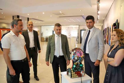 geri-donusum-ve-sanat-el-ele-verdi-atiktan-sanata-sergisi-acildi
