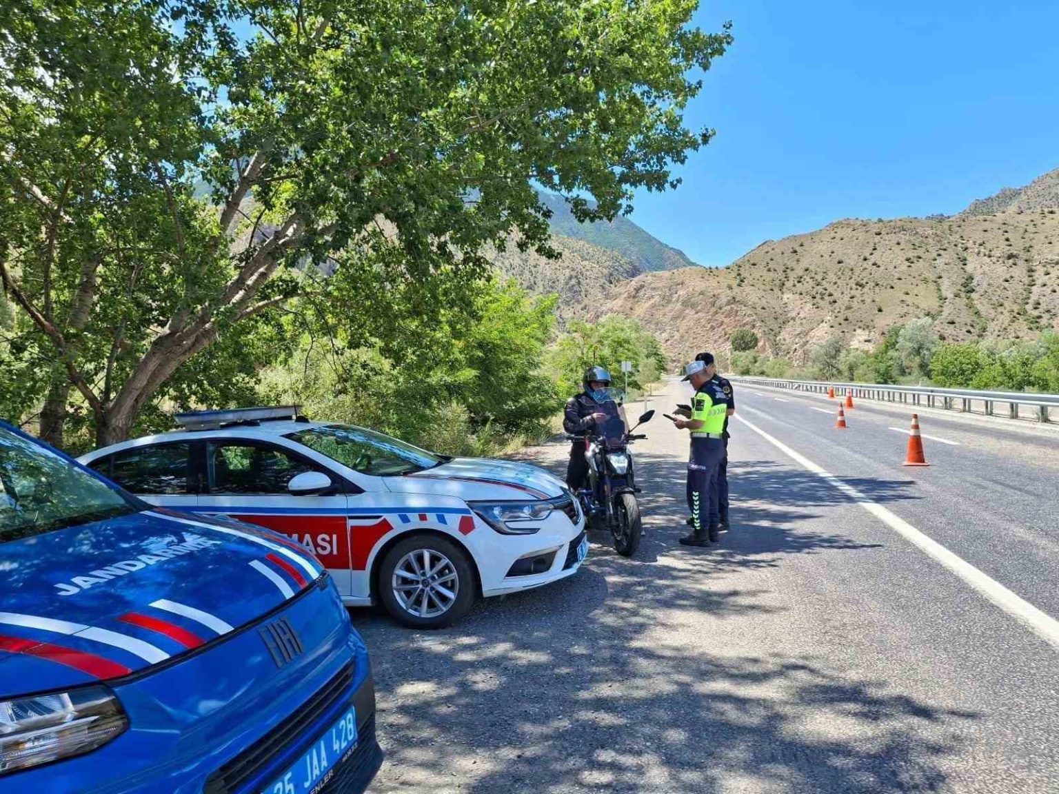 jandarmadan-erzurumda-bir-ayda-18-bin-305-arac-kontrolu