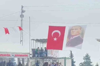 rakibinden-kacan-boga-bakicisini-boynuzla-yere-serdi