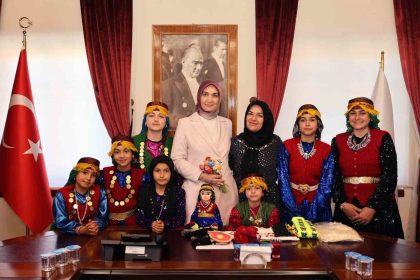 rengarenk-kiyafetleri-ile-gelen-kadinlar-valiye-kulturlerini-anlatti