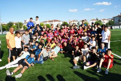 zeki-akparlar-fk-u13-liginde-sampiyon-oldu