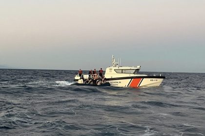 ayvacik-aciklarinda-17-kacak-gocmen-yakalandi