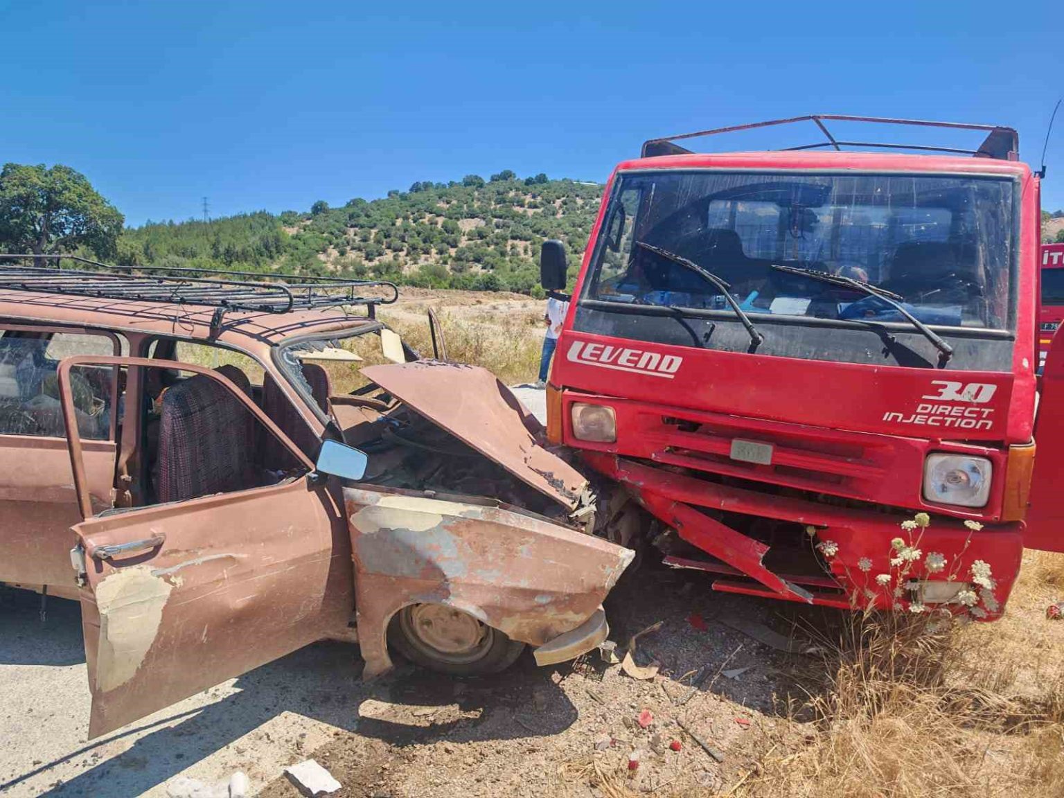 balikesir-ivrindide-otomobil-ile-kamyonet-carpisti-8-yarali