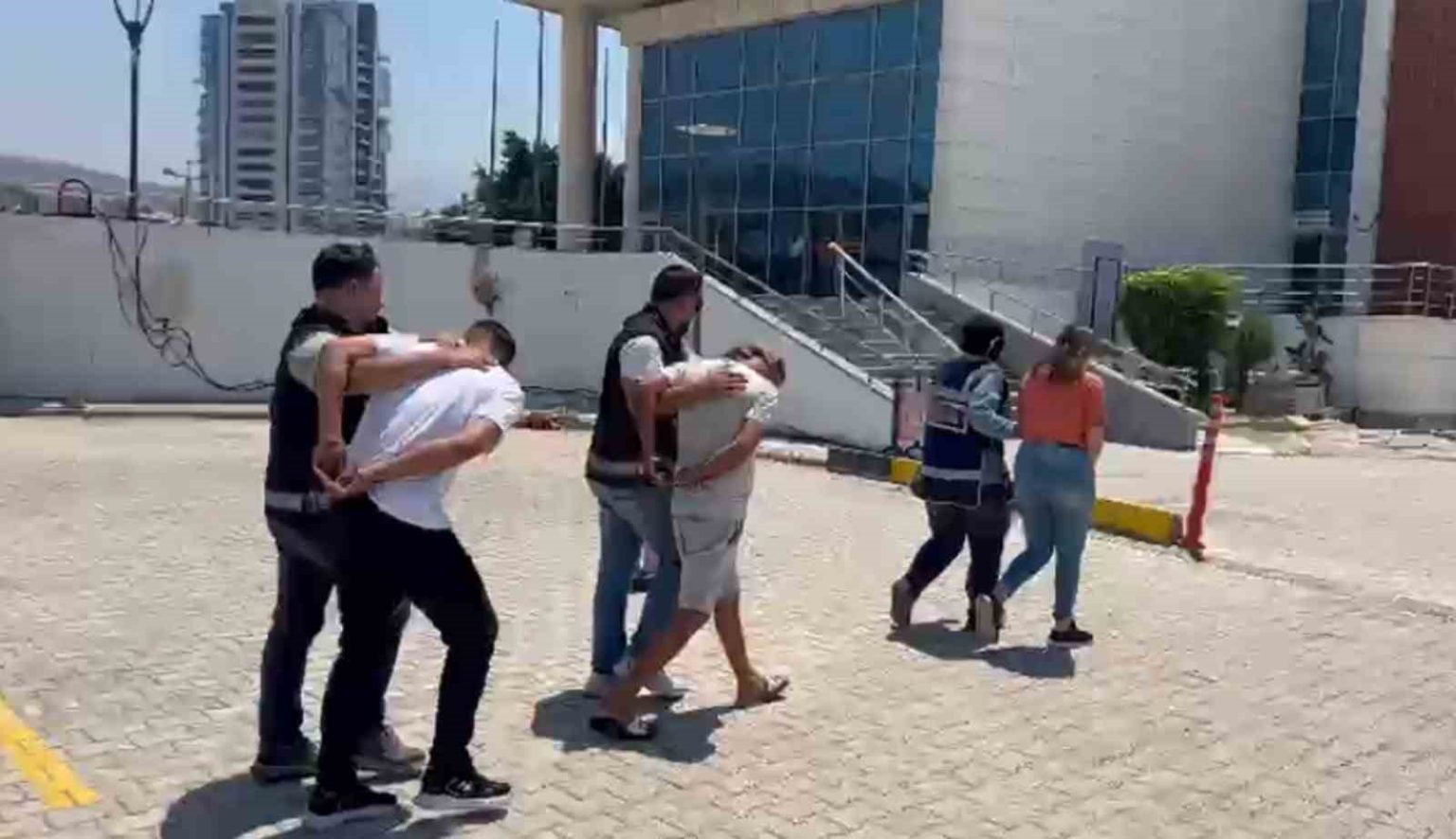 iskenderunda-isledikleri-cesitli-suclardan-aranan-6-kisi-yakalandi