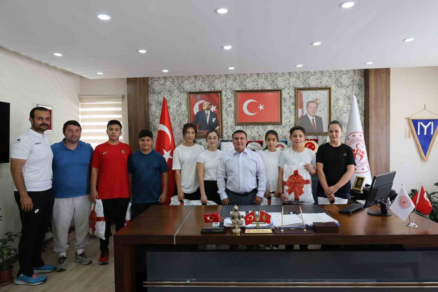 judonun-yildizlari-basarilarini-il-muduru-demiri-ile-paylasti