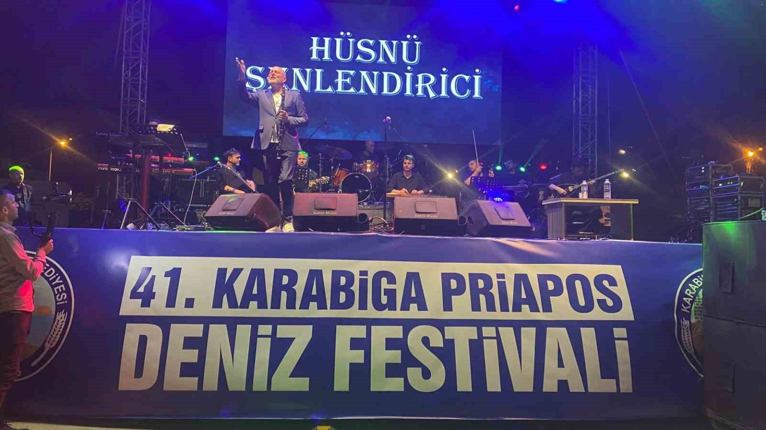karabigada-priapos-deniz-festivalinde-husnu-senlendirici-ve-emre-fel-ruzgari-esti