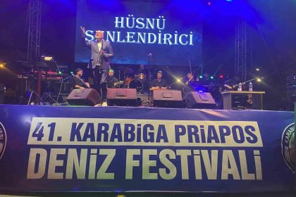 karabigada-priapos-deniz-festivalinde-husnu-senlendirici-ve-emre-fel-ruzgari-esti
