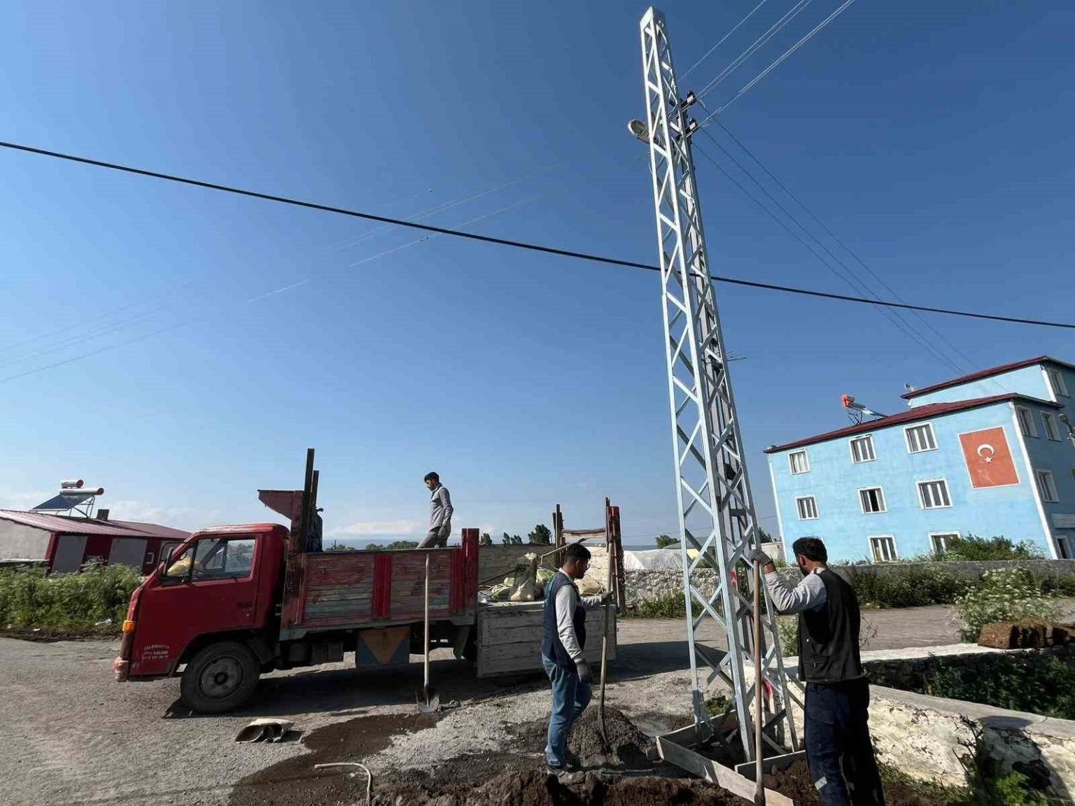 karsta-aras-elektrik-koylerde-elektrik-direklerini-yeniliyor