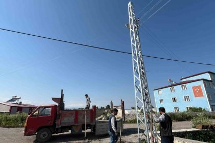 karsta-aras-elektrik-koylerde-elektrik-direklerini-yeniliyor