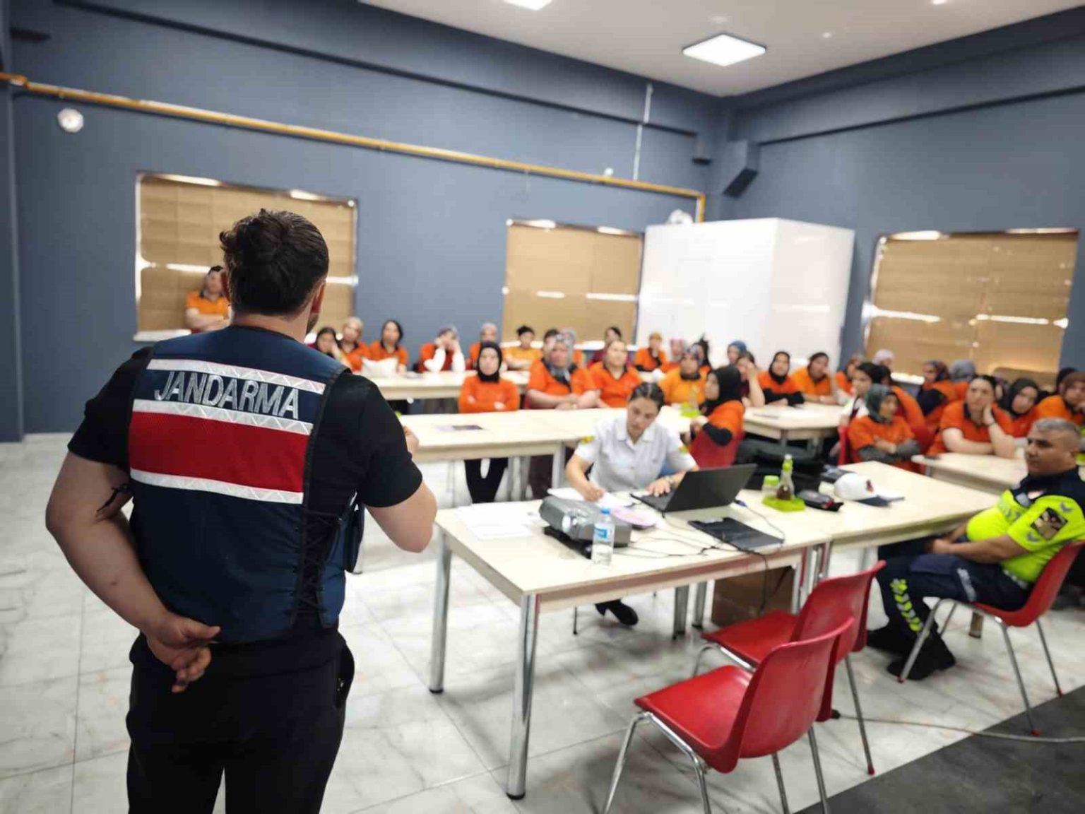 sanayi-isletmesi-calisanlari-jandarma-ekiplerince-bilgilendirildi