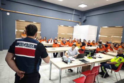 sanayi-isletmesi-calisanlari-jandarma-ekiplerince-bilgilendirildi