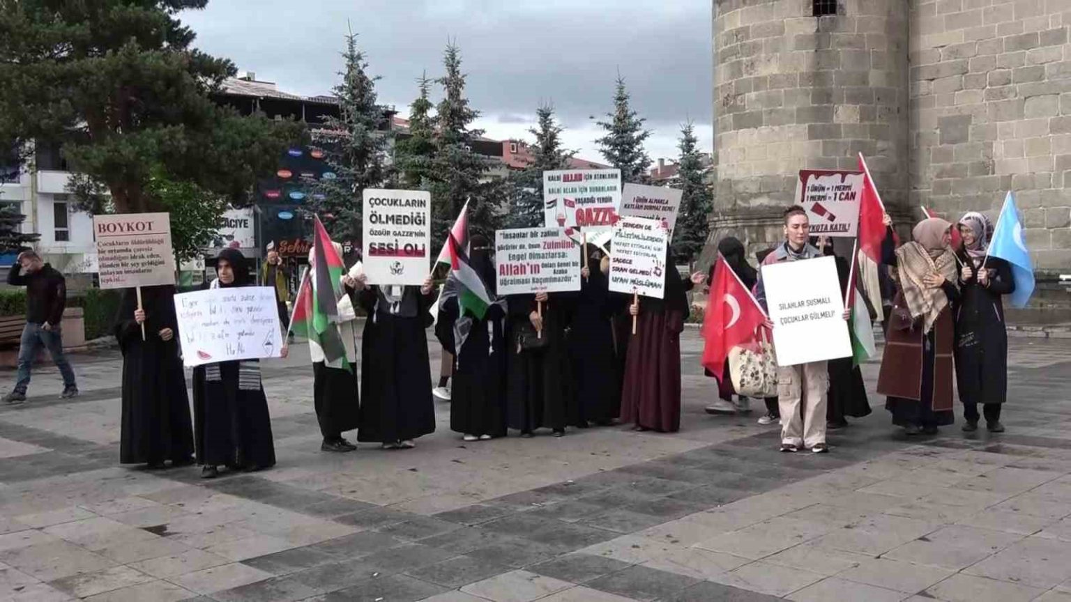 erzurumda-saglik-calisanlari-gazze-icin-yurudu