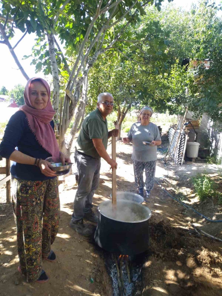 evlerde-asure-kazanlari-bolluk-ve-bereket-icin-kayniyor