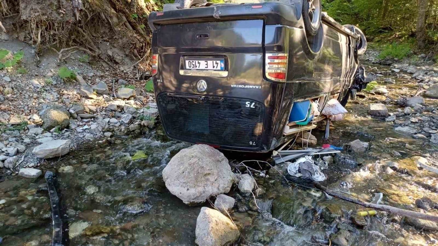 panelvan-arac-dereye-uctu-tatil-icin-boluya-gelen-cift-olumden-dondu