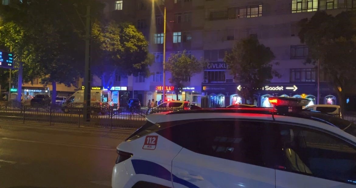 paranizi-geri-verecegim-diye-cagirdigi-iki-kardesi-bicakladi