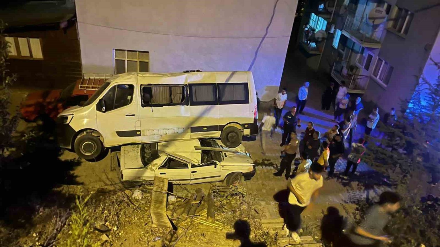 park-halindeki-minibus-otomobilin-uzerine-dustu