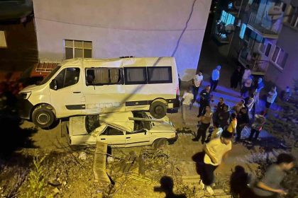 park-halindeki-minibus-otomobilin-uzerine-dustu
