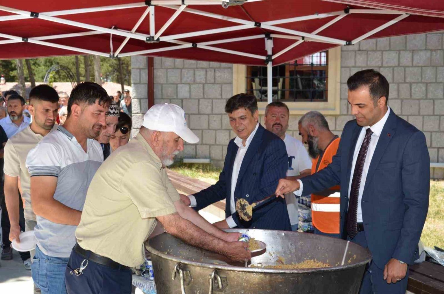 sogutte-sifali-pilav-etkinligi-yogun-katilimla-gerceklestirildi