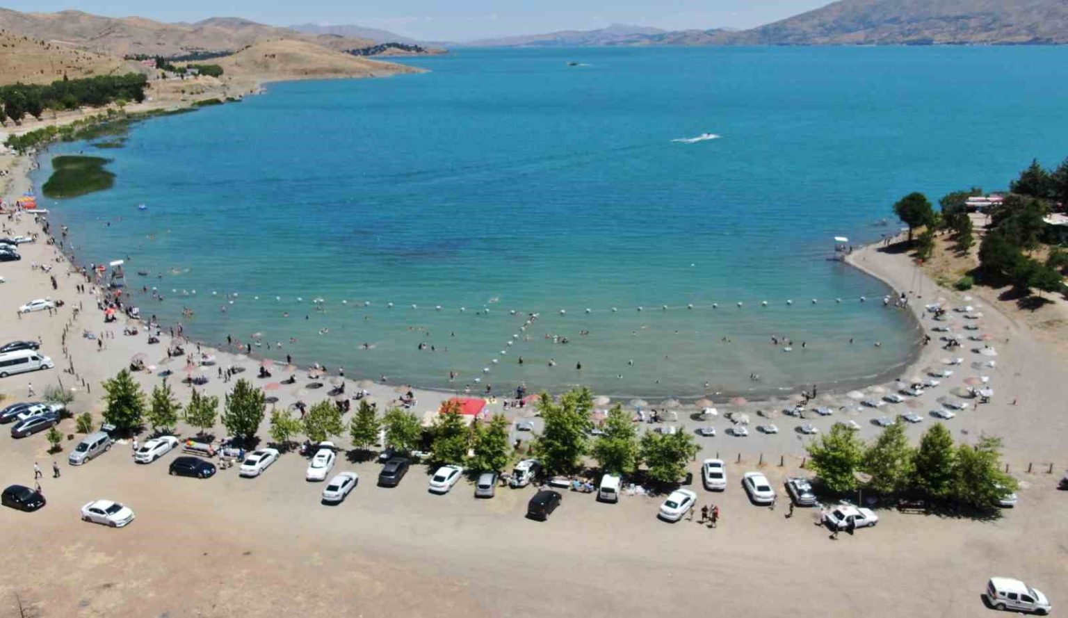 tatilciler-ege-sahillerini-aratmayan-hazar-golune-akin-etti