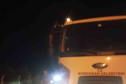 yola-dokulen-yag-belediye-ekiplerince-temizlendi