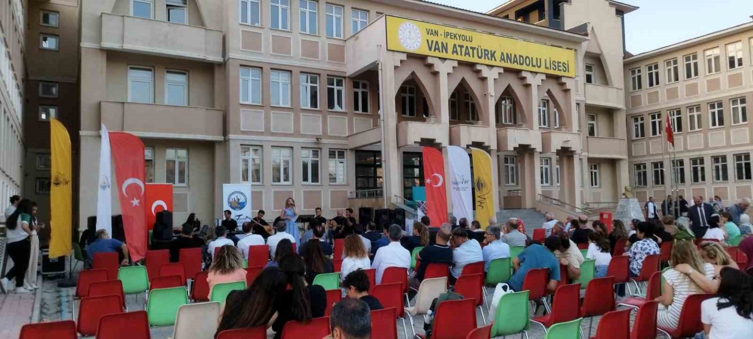 ataturk-lisesi-mezunlari-ikinci-kez-bir-araya-geldi