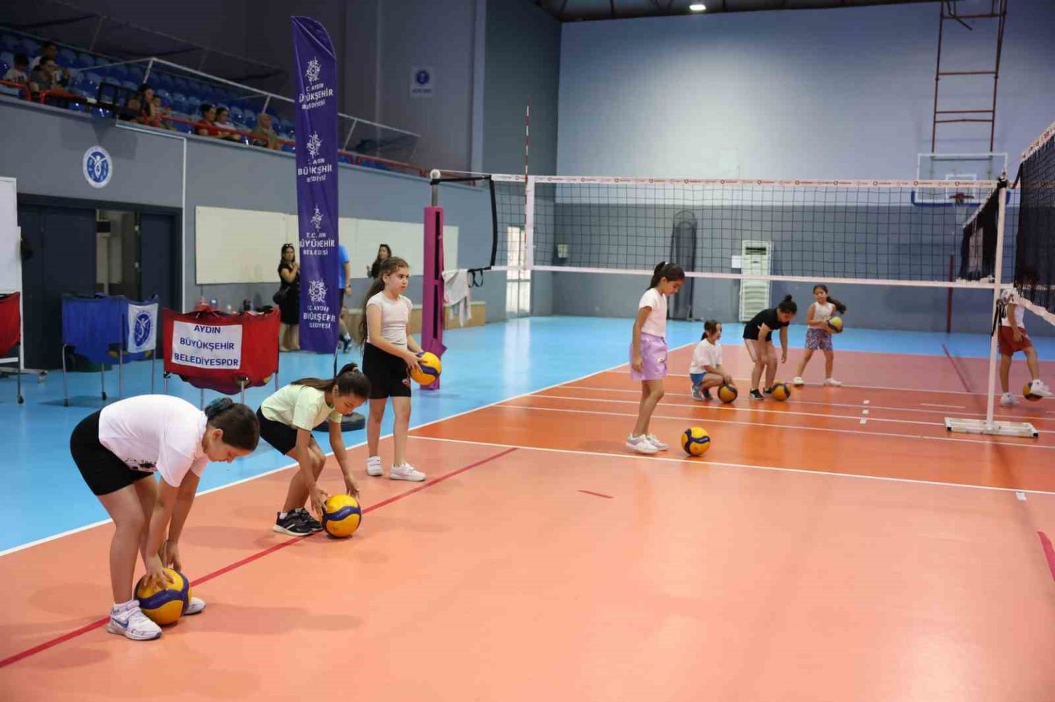 baskan-cercioglu-minik-sporculari-voleybolla-bulusturuyor