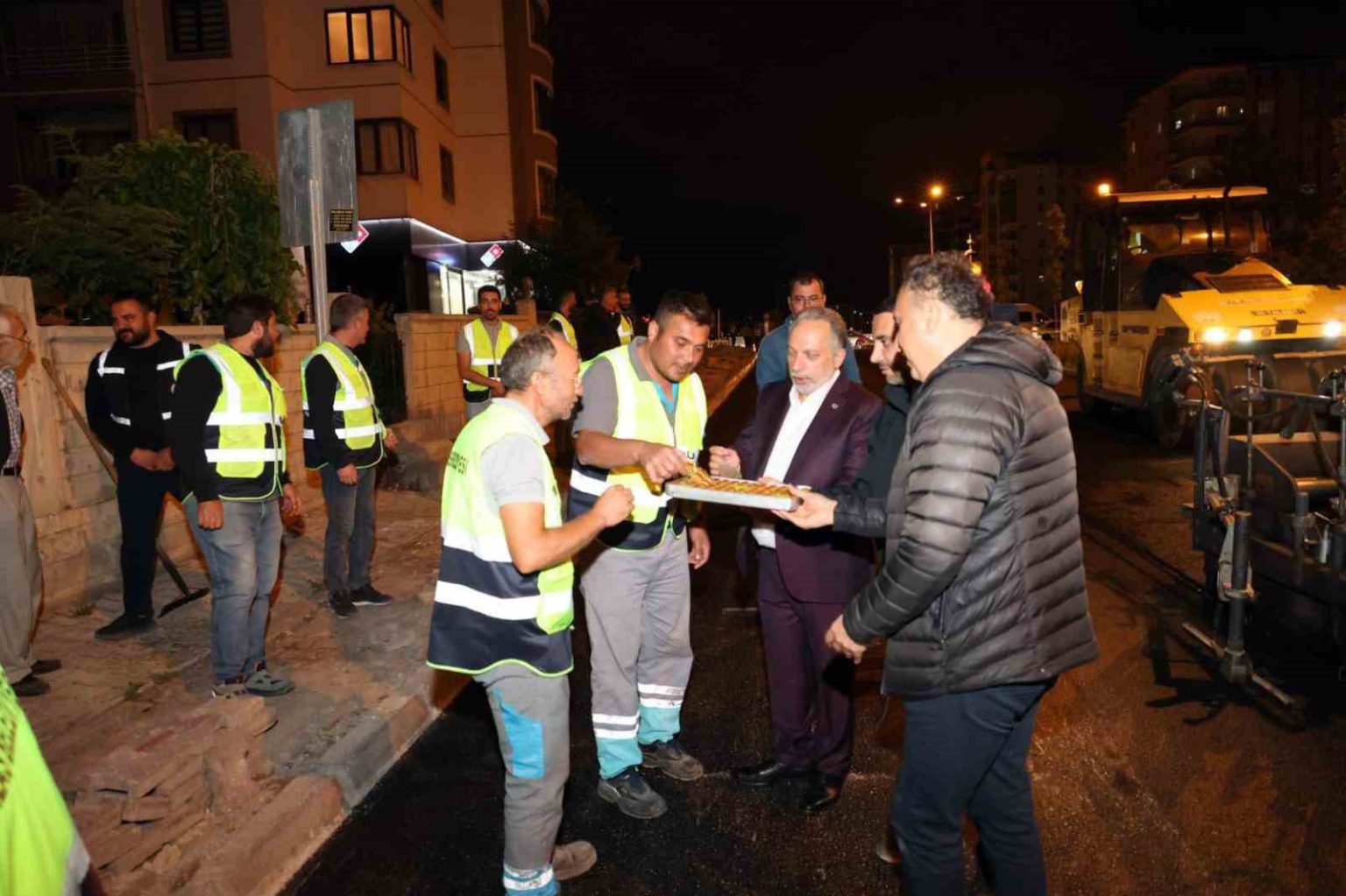 baskan-yalcin-gece-mesaisinde-talasta-asfalt-mesaisi-araliksiz-suruyor