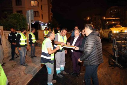 baskan-yalcin-gece-mesaisinde-talasta-asfalt-mesaisi-araliksiz-suruyor