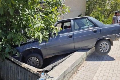 elazigda-tekeri-patlayan-otomobil-komurlugun-uzerine-cikti