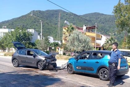 erdekte-iki-arac-kafa-kafaya-carpisti-5-yarali