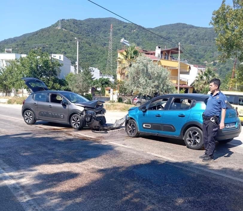 erdekte-iki-arac-kafa-kafaya-carpisti-5-yarali
