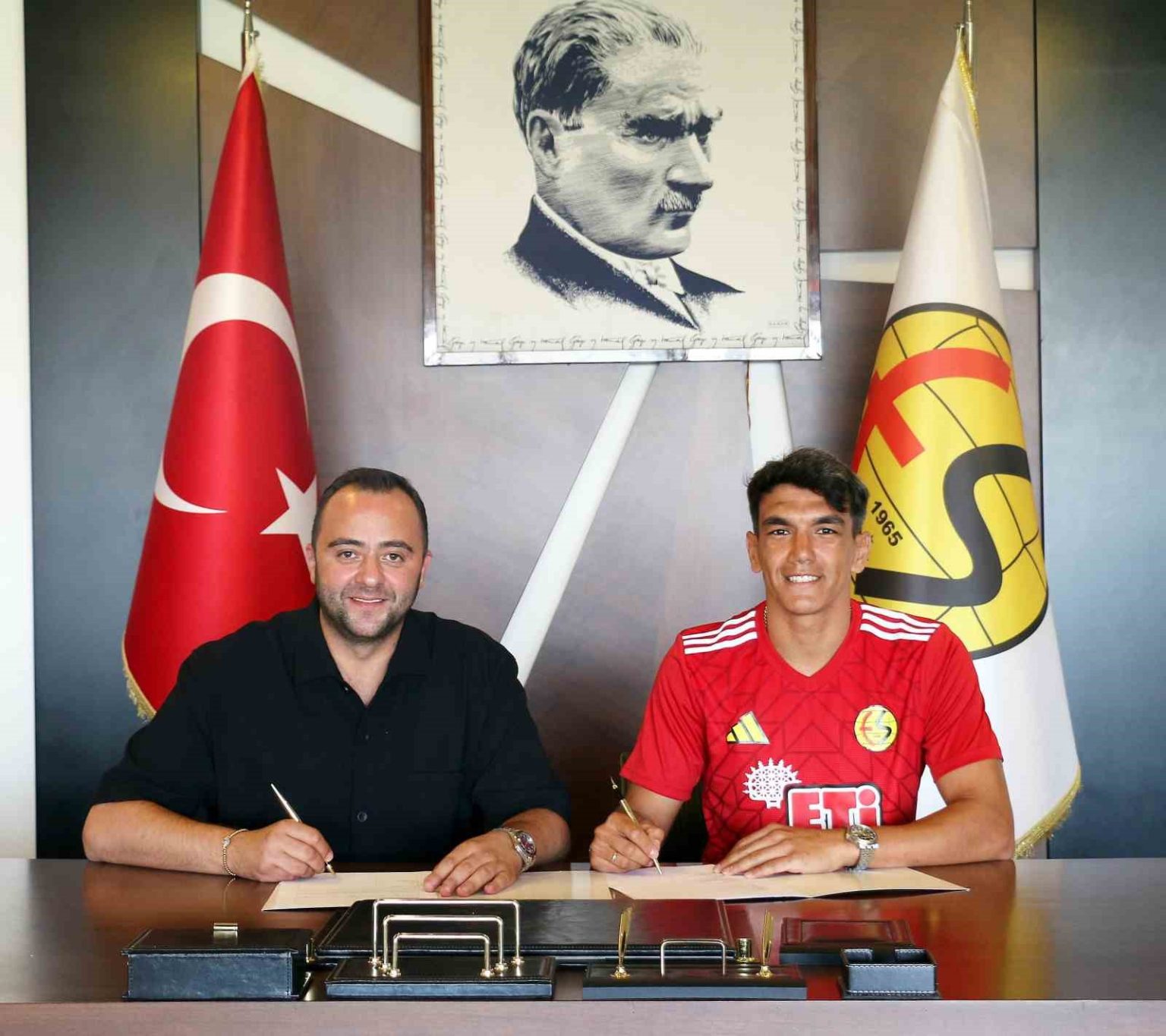 eskisehirspor-kanat-oyuncusu-akin-akman-ile-anlasti