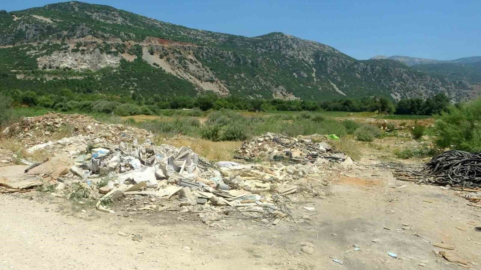 moloz-yiginlari-karabaglar-yaylasini-tehdit-ediyor