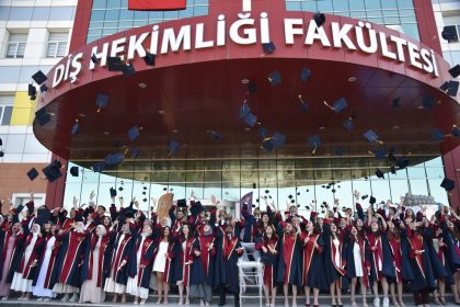 omu-dis-hekimligi-fakultesinde-mezuniyet-sevinci