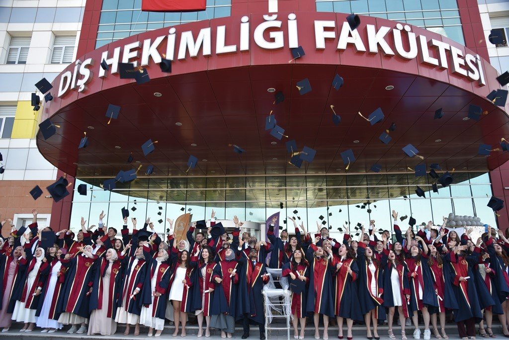 omu-dis-hekimligi-fakultesinde-mezuniyet-sevinci
