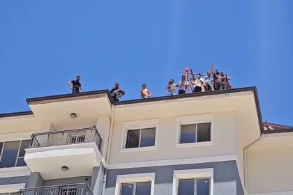 para-alamadiklarini-iddia-edilen-isciler-binanin-tepesine-cikti