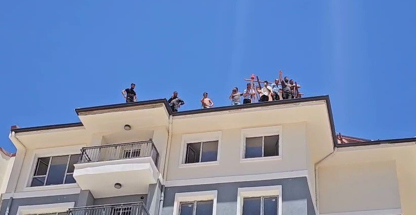para-alamadiklarini-iddia-edilen-isciler-binanin-tepesine-cikti