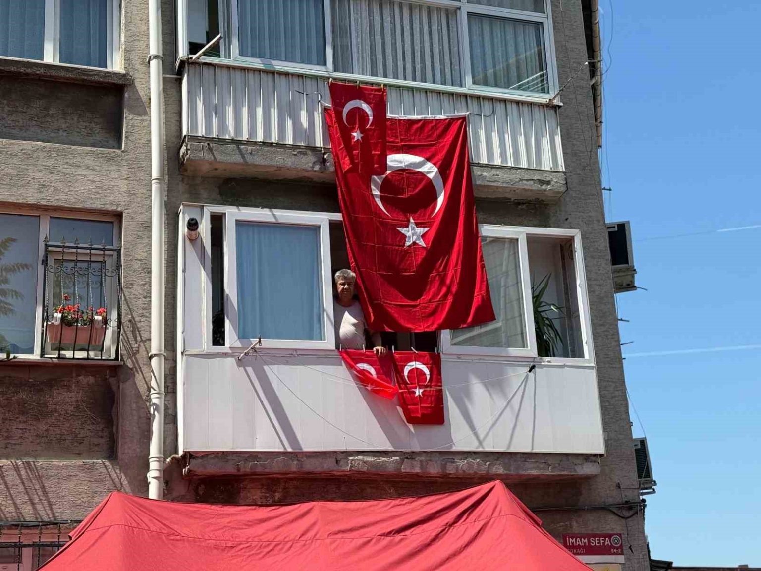 piyade-sozlesmeli-er-ahmet-gultekinin-evi-turk-bayraklariyla-donatildi