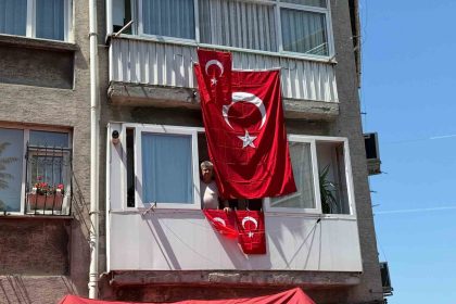 piyade-sozlesmeli-er-ahmet-gultekinin-evi-turk-bayraklariyla-donatildi