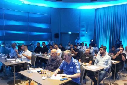 adana-demirsporlu-taraftarlardan-yasasin-demirspor-kampanyasi