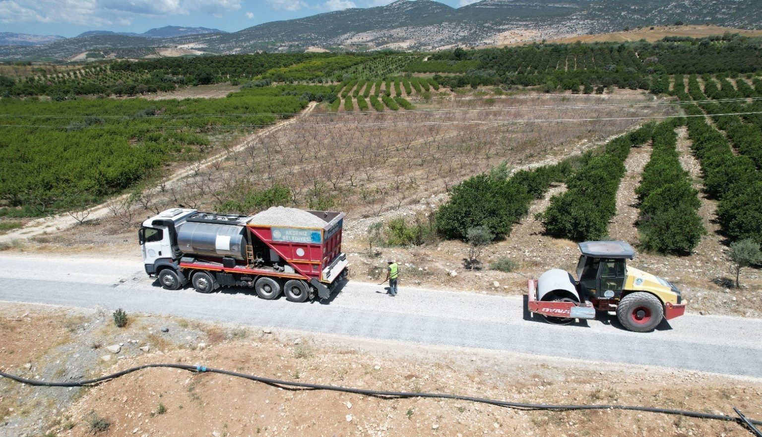 akdenizde-kirsal-mahallelere-yol-destegi-suruyor