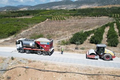 akdenizde-kirsal-mahallelere-yol-destegi-suruyor