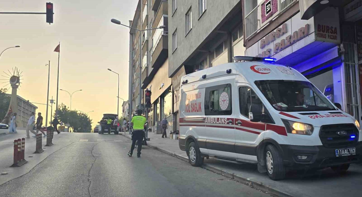 bilecikte-2-motorlu-bisiklet-carpisti-1-yarali