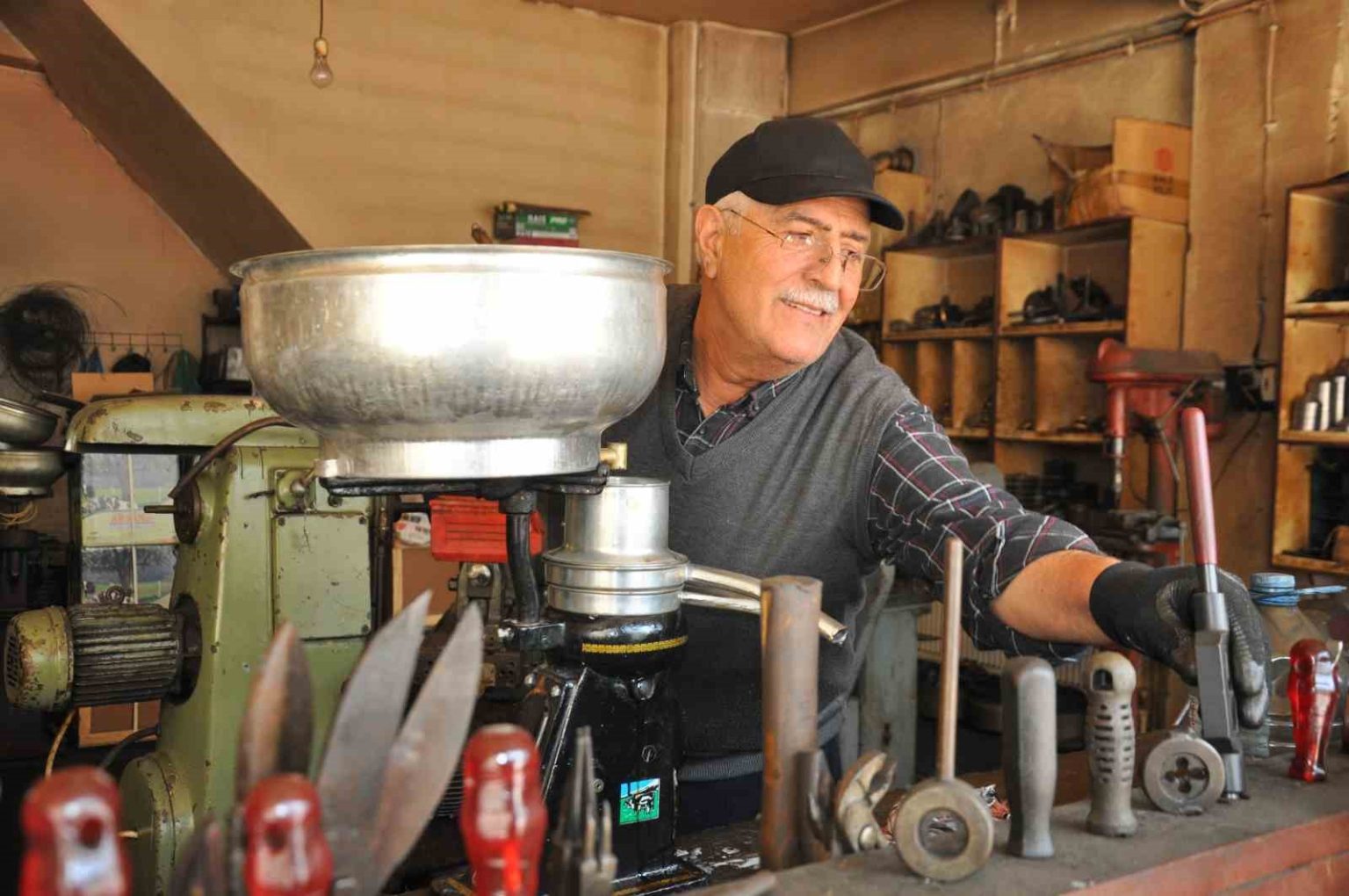 karsta-4-kusaktir-kollu-sut-makinelerini-tamir-ediyorlar