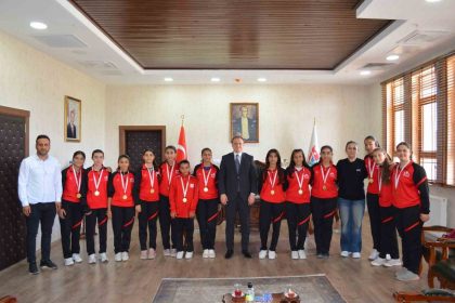 kaymakam-kosansu-sampiyon-voleybolculari-agirladi