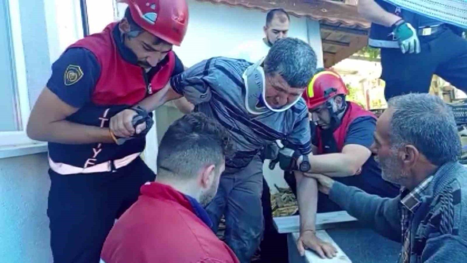 kuyuya-dusen-sagir-ve-dilsiz-adam-kendisini-kurtaran-itfaiyeciye-sarilarak-tesekkur-etti